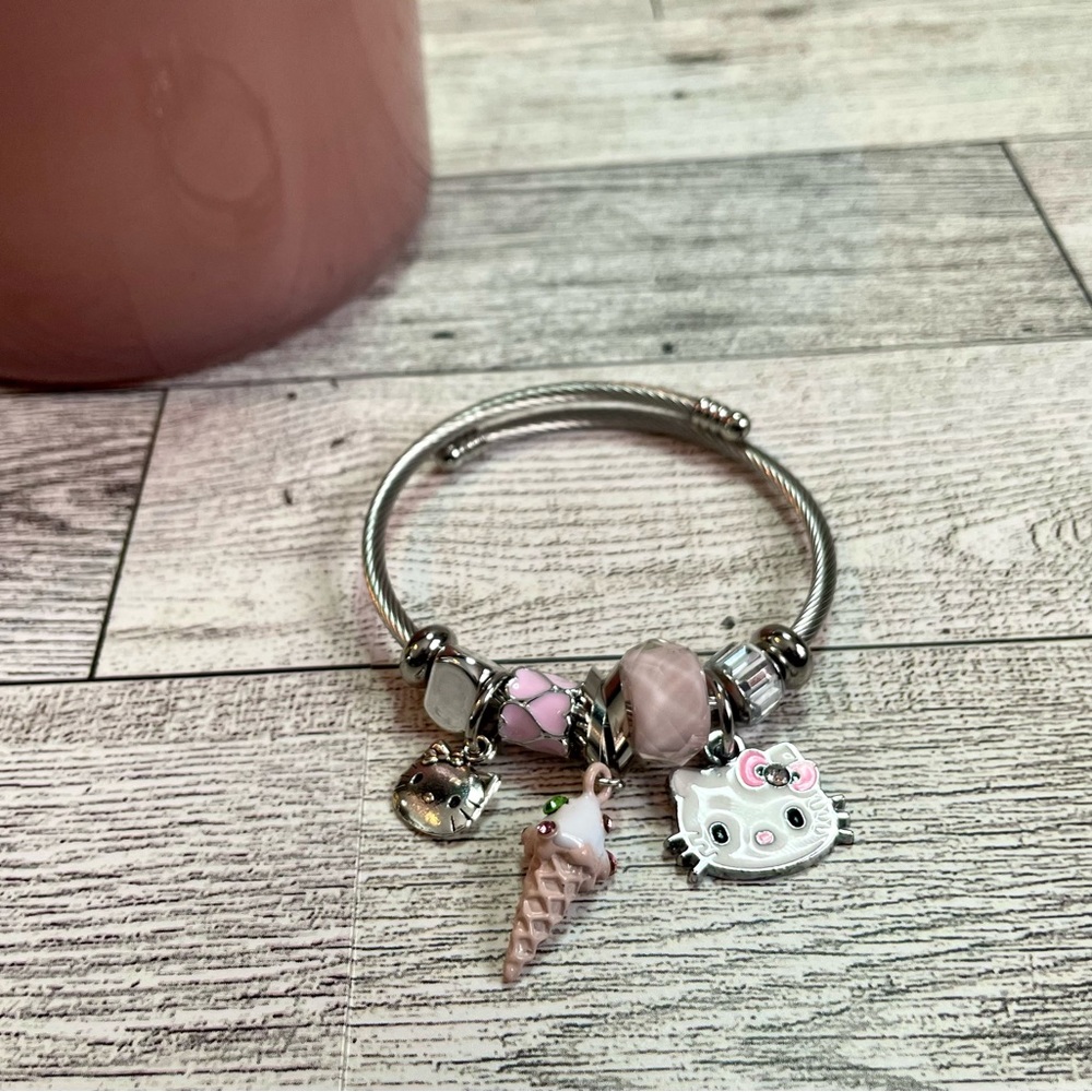 NEW Sanrio Hello Kitty Kawaii Charms Adjustable Girls/Womens Bracelet